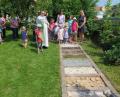 Bild: Zaglmann, Josef [JZK] (zaglmann@t-online.de)
Vor den beiden Gruppenleiterin Renate Pressler und Simone Beck (von rechts), den Kindern und Eltern segnet Stadtpfarrer Konrad Amschl den Barfußpfad.
