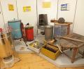 Bild: Harald Mohr
In der Ausstellung im Schwandorfer Stadtmuseum sind auch diese Honigschleudern und andere Gerätschaften zu sehen.