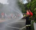 Bild: nko
Die Kameraden der Jugendfeuerwehr, Alexander Kellner und Stefan Schmidl, zeigen eine Wasserwand  (im Hintergrund die Teilnehmer).