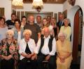 Bild: bsc
Diamantene Hochzeit feierten Edeltraud und Christopf Daubner (vorne mitte) im Kreise ihrer Familie. Bürgermeister Gottfried Härtl (hinten rechts), Kinder, Enkel und Urenkel, Verwandte  sowie die beiden Schwestern von Christopf Daubner, Zwillingsschwester Greta Seitz (vorne rechts) und Gunda Schinner (vorne links) beglückwünschten das Ehepaar.