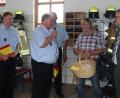 Bild: mfh
Die Ausbeute einer Fotosession hat die Rosenbladl-Redaktion in ein Buch gepackt und den Führungskräften der Rosenberger Feuerwehr überreicht.