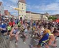 Bild: Ziegler
Das neue Organisationsteam belässt beim 31. Stadtlauf in Sulzbach-Rosenberg vieles beim Alten, auch den Start am Stadtturm. Neu ist hingegen, dass Männer auch die kürzere Damen-Strecke und Frauen die längere Distanz der Männer laufen dürfen.