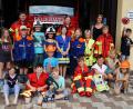 Bild: du
Schüler der dritten Grundschulklasse besichtigen mit ihrer Lehrerin Doris Neumann (hinten, rechts) Geräte und Einrichtungen der Feuerwehr mit Brandschutzerzieher Reinhard Eckert und stellvertretender Kommandantin Carola Adam (hinten, von links)