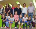 Bild: Dobmayer, Elisabeth [DOB] (DOBVOH@T-ONLINE.DE)
Drittklässlerin Linda Hager (vorne, Vierte von links) ist beste Leserin der Grundschule und wurde deshalb beim diesjährigen Vorlesewettbewerb zur Schulsiegerin gekürt. Die Jury hatte bestimmt keine leichte Aufgabe die beste Leserin zu bestimmen, denn immerhin waren alle Teilnehmer schon in ihren Klassen als beste Leser ermittel worden.