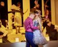 Bild: Martin Sigmund
Don Giovanni (Mattias Störmer) treibt ein falsches Spiel mit Zerlina (Martina Fender).