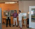 Bild: eya
Für den Schirmherrn,  Bezirkstagspräsident Franz Löffler (links),  ist die Ausstellung  der beiden Künstler Franz X. Bogner (Mitte) und und Franz Grundler (rechts) ein Stück Kulturidentität.