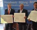 Bild: Kunz
Zwei Hände reichten nicht aus für drei Goldene Meisterbriefe, die Kammervizepräsident Konrad Treitinger (links) mit Geschäftsführer Alexander Stahl (rechts) an Handwerker Josef Voit überreichten.