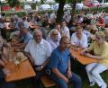 Bild: Kunz, Helmut [uz] (HELMUT.KUNZ-WEIDEN@T-ONLINE.DE)
Pfarrer Gerhard Pausch sitzt inmitten der Besucher beim Pfarrfest St. Johannes. Auch Gemeindemitglieder aus der Pfarrei Herz Jesu feiern mit.