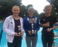 Bild: rbg
Beim internationalen Sprinter-Meeting in Landau/Isar gingen drei Pokale an Aktive des Tirschenreuther Schwimm-Clubs. Von links: Viktoria Bogner, Kathrin Bachmeier und Fynn Legat.