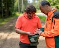 Bild: Beitrag, Externer [EXB] (kontakt@oberpfalznetz.de)
Landwirt Oliver Müller und Winfried Pfahler, Leiter des Forstbetriebs Fichtelberg, begutachten das Saatgut für den Blühstreifen beim Grünstein in der Nähe von Fichtelberg.