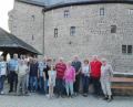 Bild: den
Die Besuchergruppe des SPD-Ortsvereins vor der Kulisse der Burg Falkenberg. Rechts: Falkenbargs Bürgermeister Herbert Bauer, daneben der Krummennaaber SPD-Vorsitzende Uli Roth mit Landtagskandidatin Jutta Deiml.