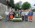 Bild: hkö
Bild: Übergabe des Mähgerätes.
Über das neue Arbeitsgerät freuen sich (von links) Norbert Horn, Hans Englmann, Reinhard Müller, Richard König (auf Mähgerät), Matthias Horn, Bgm. Peter König, Albert Hofmann, Dieter König, Norbert Schwarz und Heribert Koller.