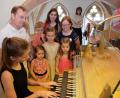 Bild: do
Auf ein bemerkenswertes Interesse stößt der bistumsweite Orgel-Schnuppertag in der Pfarrei. Circa zehn Kinder und Jugendliche lockt die Einladung auf die Empore der Stadtpfarrkirche, wo sie von Organist Joachim Steppert in die Geheimnisse der „Königin“ eingeweiht werden.