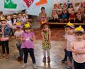 Bild: le
Mädchen und Buben der Kindertagesstätte „ Unterm Regenbogen „ begeisterten bei ihrem Auftritt in der Pfarrkirche.
