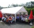 Bild: wmi
Während des Festgottesdienstes waren die Sitzplätze im Zelt bei der Kapelle schon sehr gut besucht. Zum Weißwurstfrühschoppen gesellten sich dann noch einige mehr dazu, sodass die Höflaser alle Hände voll zu tun hatten.