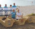 Bild: pko
Das Vorstandsteam des Tourismusvereins wirbt für das Sautrog-Rennen auf dem Eixendorfer Stausee.