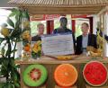 Bild: Wolfgang Steinbacher
Die Kulisse mit einer Bambusbar samt exotischen Früchten im Eingangsbereich von Möbel Frauendorfer hätte nicht besser fürs Foto passen können: Dort übergab Geschäftsführer Markus Frauendorfer (rechts) seinen Spendenscheck symbolisch an Projekthilfe-Vorsitzenden Ulrich Siebenbürger und Togo-Betreuer David Djore Dare (von links), der in seiner afrikanischen Heimat oft für Vereinsgründer Dr. Dietrich Luppa gehalten wird.