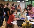 Bild: u
Einige der Weiherer Kirwamoidln backen in der Hirschauer Schulküche unter Anleitung von Roswitha Wendl (rechts) über 120 Kücheln, die bei der Kirwa zum Kauf angeboten werden.