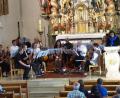 Bild: weu
Das Kammerorchester aus Pfreimd gestaltete zusammen mit dem Kirchenchor mit sakralen Stücken das musikalische Abendlob. Frauenbundvorsitzende Heike Krafczyk führte mit meditativen Texten durch den Abend.