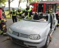 Bild: pi
Für die Übung steht den Feuerwehrleuten aus Neudorf und Waidhaus für ein altes Auto zur Verfügung.