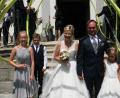 Bild: wro
Das Ja-Wort gaben sich Sarah Brosch und Christoph Burger. Die Brautkinder Tamia, Michael und Anna (von links) begleiteten sie dabei. Bild: wro
