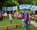 Bild: Seebauer, Lucia
Der evangelische-lutherische Kindergarten feierte am Samstag bei seinem Sommerfest sein 25-jähriges Bestehen. In einer Aufführung stellten die Kinder einen Tag im Kindergarten dar.