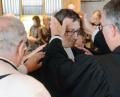 Bild: Gabi Schönberger
Militärbischof Sigurd Rink (rechts) und Militärpfarrer Holm Haschker (Mitte) bei dessen Einsegnung am Montag in Kreuz Christi. Nach drei Jahren gibt es in Weiden wieder einen evangelischen Militärpfarrer.