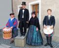 Bild: jzk
Die Baderin (Pauline Bäumler) stellte bei der historischen Stadtführung Schulinspektor Johann Horn (Martin Mayer) sowie die beiden Trommler Roland Rabenstein (links) und Kai Schmidt (rechts) vor.