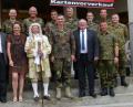 Bild: bgl
Gastgeber Bürgermeister Heinz Weigl (Fünfter von rechts)  und Brigadegeneral Jörg Thorsten See (Siebter von rechts) sowie der  Kommandeur des Panzergrenadierbataillons 122, Oberstleutnant  Christoph Huber (Dritter von rechts),  stellen sich mit den Teilnehmern zum Erinnerungsbild.