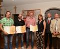 Bild: bey
Dominik Held, Sebastian Martin (Inliner) und Bernhard Vater (Volleyball, von links) wurden mit der Verdienstnadel in Silber mit Urkunde geehrt. Bürgermeister Rainer Rewitzer als Laudator (rechts) überreichte mit 2. Vorsitzenden Sepp Hartung, 1. Vorsitzenden Josef Windirsch und stellvertretender BLSV-Kreisvorsitzender Manuela Kreis die Auszeichnung.