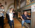 Bild: bey
Alexander Völkl gewährt in der Stadtpfarrkirche St. Sigismund den Besuchern beim „Tag der Orgel“ einen Blick in das Instrument.