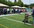 Bild: jr
SV-Vorsitzender Stephan Andörfer (rechts) stellte den geladenen Gästen das Projekt mit der Interkommunalen multifunktionalen Sport- und Freizeitanlage vor. Fünf Jahre harte Arbeit wurden am Samstag mit der Einweihung gekrönt