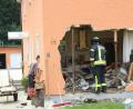 Bild: Alexander Auer
Nach einem Verkehrsunfall fährt ein Lkw in Zeitlarn in eine Hauswand.