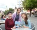 Bild: Schönberger, Gabi [gsb] (gabriele.schoenberger@oberpfalzmedien.de)
Chiara Romanini (links) und Marina Pastore (rechts) sind waschechte Weidener Mädels mit italienischen Wurzeln. Zusammen mit Lehrerin Ursula Bock und anderen Keplerianern freuen sie sich über das Ergebnis ihrer Recherchen für einen Macerata-Reiseführer.