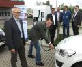 Bild: Hirsch
Stecker passt: ZMS-Vorsitzender Thomas Ebeling  nahm die neue Stromtankstelle auf dem Gelände des Müllkraftwerkes in Betrieb.