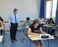 Bild: dob
Realschuldirektor Andreas Meier schaut den Prüflingen bei ihrer Arbeit über die Köpfe. Jetzt heißt es erst einmal schwitzen, bevor die Realschulbücher beiseite gelegt werden dürfen.