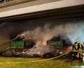 Bild: Hösamer
Die Feuerwehr hatte bei dem Brand der beiden Heuwagen auch die Brücke gekühlt.