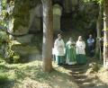 Bild: exb
Festlicher Gottesdienst in idyllischer Umgebung: Pfarrer Ozioko zelebriert am Gedenkstein "Alt Neuhaus" einen Gottesdienst.