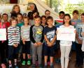 Bild: Kreuzer, Reinhard
Waltraud Dobmann überreichte in einen Sparschwein die Spende der Schüler und Schülerinnen der Rehbühlschule an die Schwester Ellen.