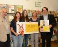 Bild: Beyerlein, Walter [BEY]
Das Büchereiteam mit Leiterin Sonja Hagn, Marie Schlosser, Monika Bacher (von links) freut sich über die Spende der Bayernwerk AG in Höhe von 1.000 Euro, die Markus Windisch (rechts) überreicht. Bürgermeister Dr. Karl-Heinz Preißer (links) dankte namens der Marktgemeinde auch der Pfarrei für diese Finanzspritze.