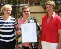 Bild: exb
Vorsitzende Lydia Graf (rechts) und ihre Stellvertreterin Anne Wendl (links) überreichen der neuen Ehrenvorsitzenden Maria Hirsch die Urkunde.