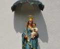 Bild: dob
Bei der Madonnenfigur, die Kirchenmalerin Monika Müllner wieder instand setzte, handelt es sich um ein besonders wertvolles Exemplar.