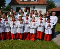 Bild: jr
Acht neue Ministranten (in der ersten Reihe) wurden am Sonntag in die Schar der 25 Messdiener der Pfarrei Herz Jesu Pechbrunn aufgenommen. Pfarrer Dr. Cyprian Anyanwu (links) sprach die Segensgebete und freute sich über diese Verstärkung. Glücklich über die neuen Ministranten waren (von rechts hintere Reihe) Mesner Robert Hecht, die Ministrantenbetreuerinnen Maria Müller und Claudia Renner, sowie Pfarrgemeinderatssprecherin Silvia Sußmann.