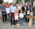 Bild: kro
Die Gewinner des Strick-Rätsels mit Herbert Konrad (2. von links) und Alex Zintl (rechts) vom Arbeitskreis Historisches Handwerk.