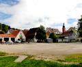 Bild: ds
Die Dorferneuerung Etzelwang erreicht in Kürze den Badparkplatz. Die alte Garage im Hintergrund wird abgerissen. Am linken Bildrand soll das neue Versorgungsgebäude erstellt werden.