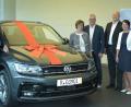 Bild: exb
Thomas Pohl vom Gewinnsparverein Bayern e.V.   überreicht  Angelika und Bernhard Waidhas das neue Auto. Geschäftsstellenleiter Dieter Ernstberger und  Kundenberaterin Karolina Seidel (von links) gratulieren zum Hauptgewinn.
