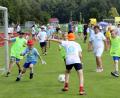 Bild: Götz
Mit voller Begeisterung bei der Sache. Viel mehr als 300 Grundschüler aus Schwarzenfeld und Stulln wurden am Donnerstag zu "Ballhelden".
