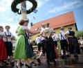 Bild: brü
Bei der Vituskirwa in Ursensollen tanzen heuer elf Paare um den Baum. Als neues Oberkirwapaar wurden Michael Scheffmann und Rebecca Wittmann auserwählt.