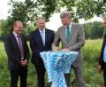 Bild: (cs)
Mit den Heckrindern im Rücken unterschreiben (von links) der aus Sulzbach-Rosenberg stammende LBV-Vorsitzende Norbert Schäffer, Landrat Richard Reisinger, Umweltminister Marcel Huber und Georg Schlapp, Geschäftsführer des  Naturschutzfonds, die Vereinbarung über die Betreuung der früheren MH-Grundstücke.