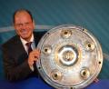 Bild: privat
Jürgen Faltenbacher mit der Meisterschale, die der FC Bayern München jetzt sechs Mal in Folge gewinnen konnte.